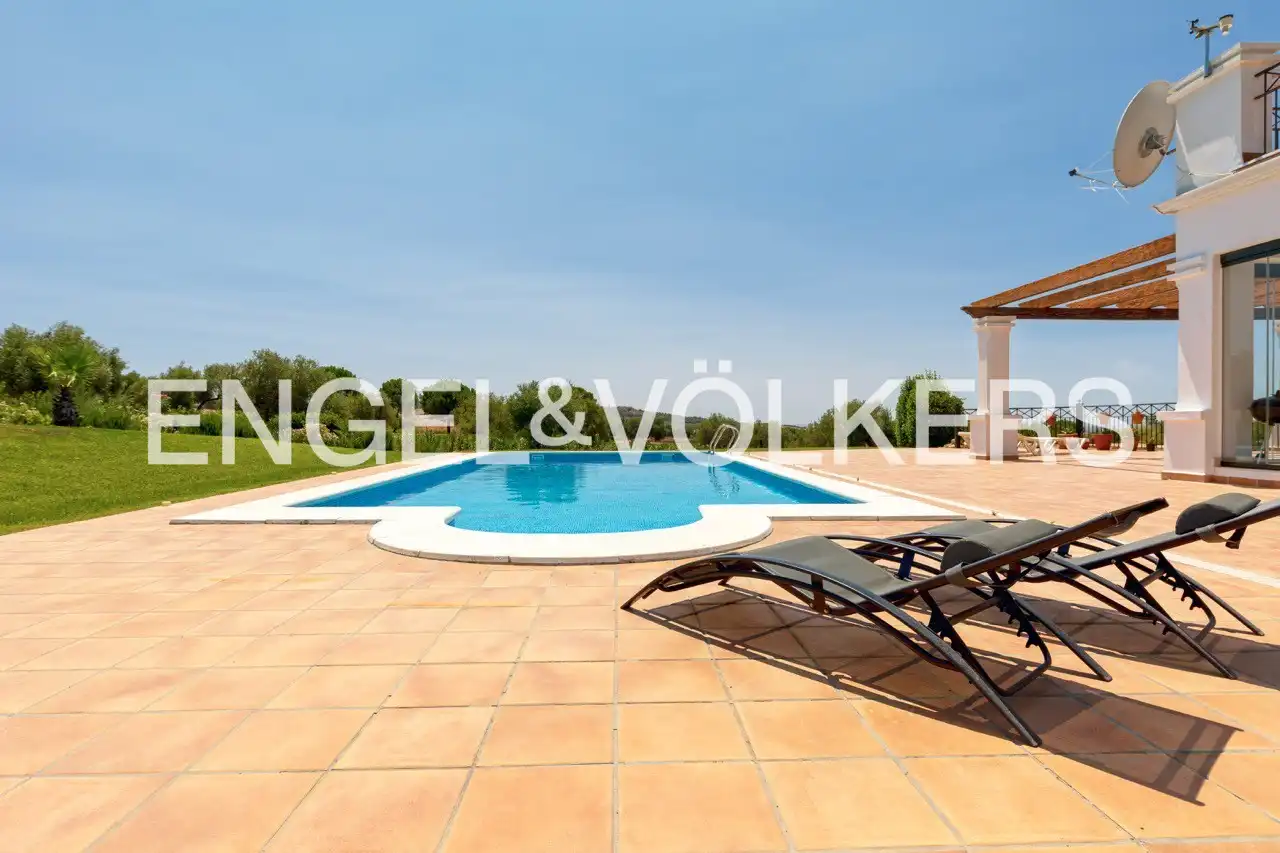 Piscina de Finca rústica en venda en Arcos de la Frontera amb Aire condicionat, Calefacció i Jardí privat