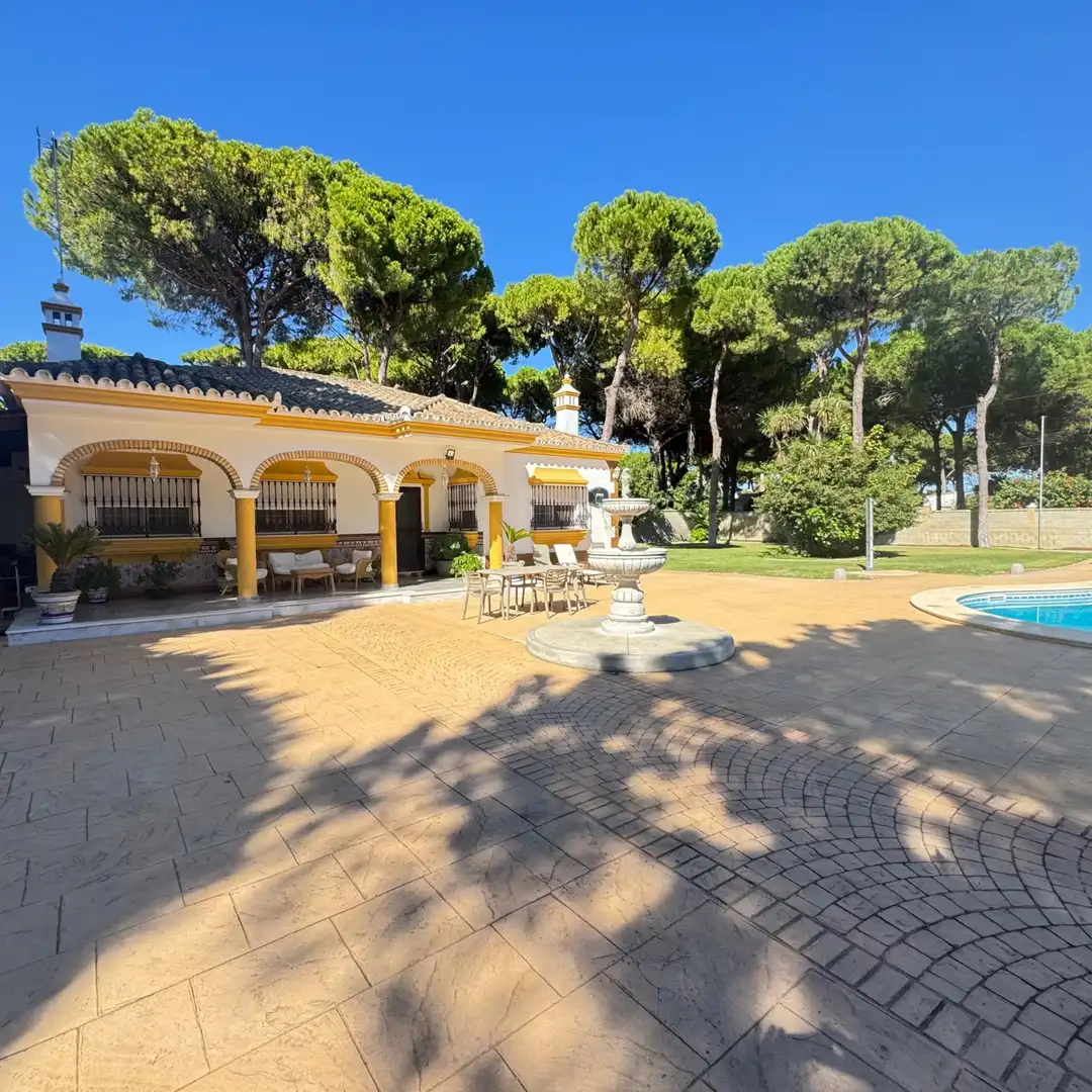 Detached house with pool for sale in Las Lagunas - Campano