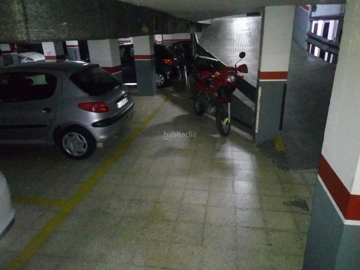 Moto in affitto a Plaça Josep Serrat i Bonastre 10, imagen 2