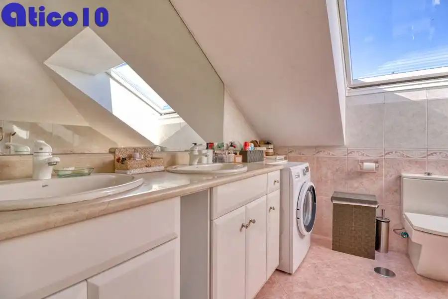 Baño de Casa o chalet en venta en Gijón  con Calefacción, Jardín privado y Parquet