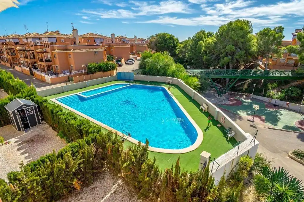 Piscina de Dúplex en venda en Orihuela amb Aire condicionat, Jardí privat i Terrassa