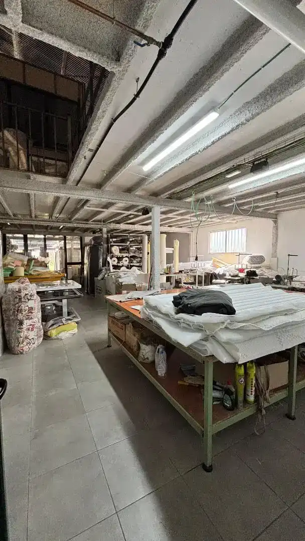 Fabrikhallen zur Miete in Brenes
