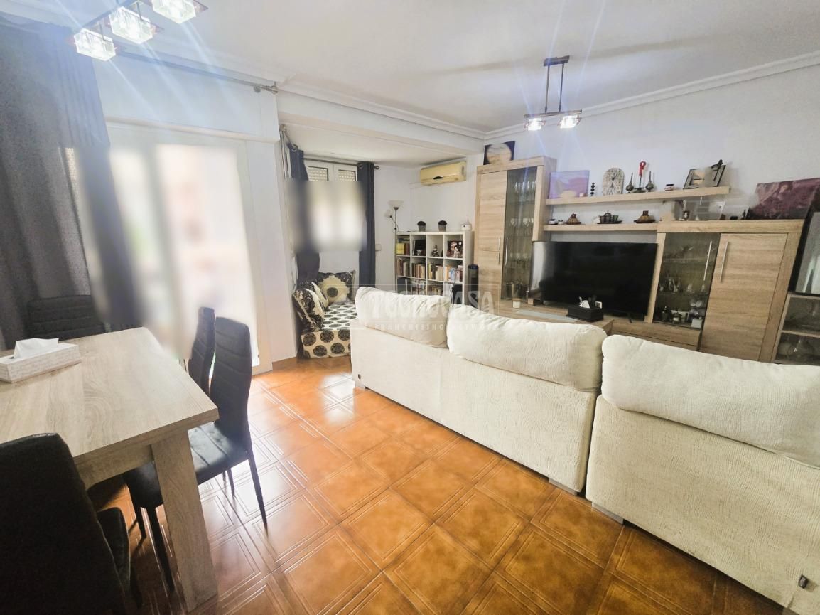 Sala d'estar de Pis en venda en Torrent amb Aire condicionat i Balcó