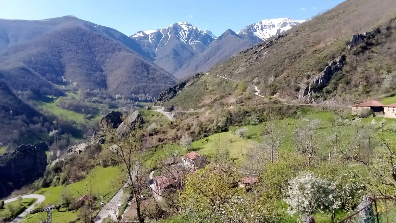 Vista exterior de Casa adosada en venta en Vega de Liébana con Terraza