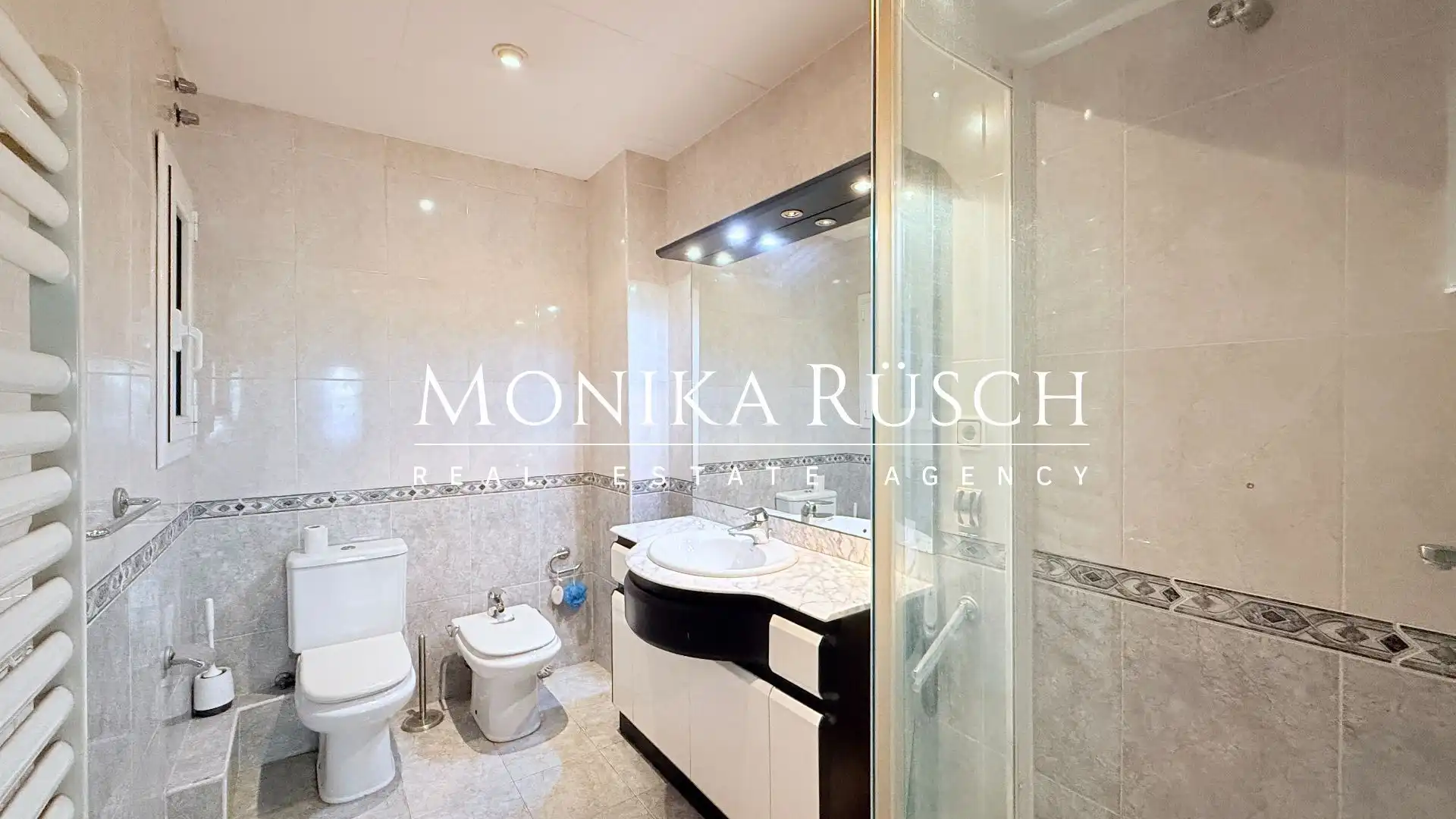 Badezimmer von Wohnung zum Verkauf in Barcelona mit Klimaanlage, Heizung und Terrasse