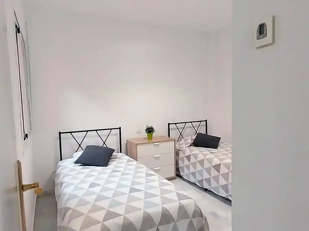 Schlafzimmer von Wohnung zur Miete in Marbella mit Klimaanlage, Privatgarten und Schwimmbad