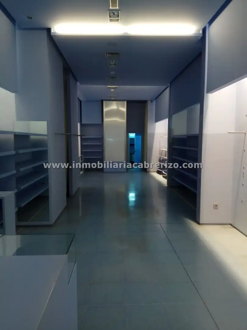 Locale commerciale in affitto a Calle Beti Jai 10