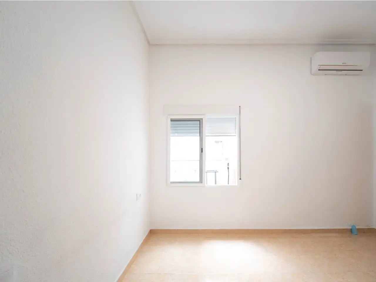 Habitación de Piso en venta en La Pobla de Vallbona con Aire acondicionado, Calefacción y Jardín privado