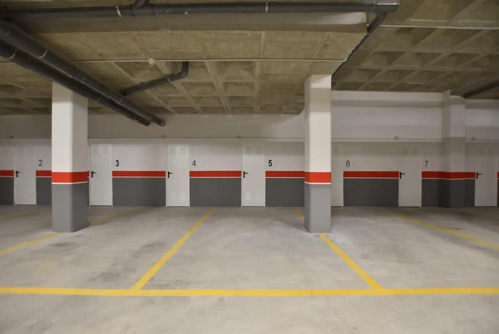 Parking de Piso de alquiler en Granada con Calefacción, Terraza y Piscina comunitaria
