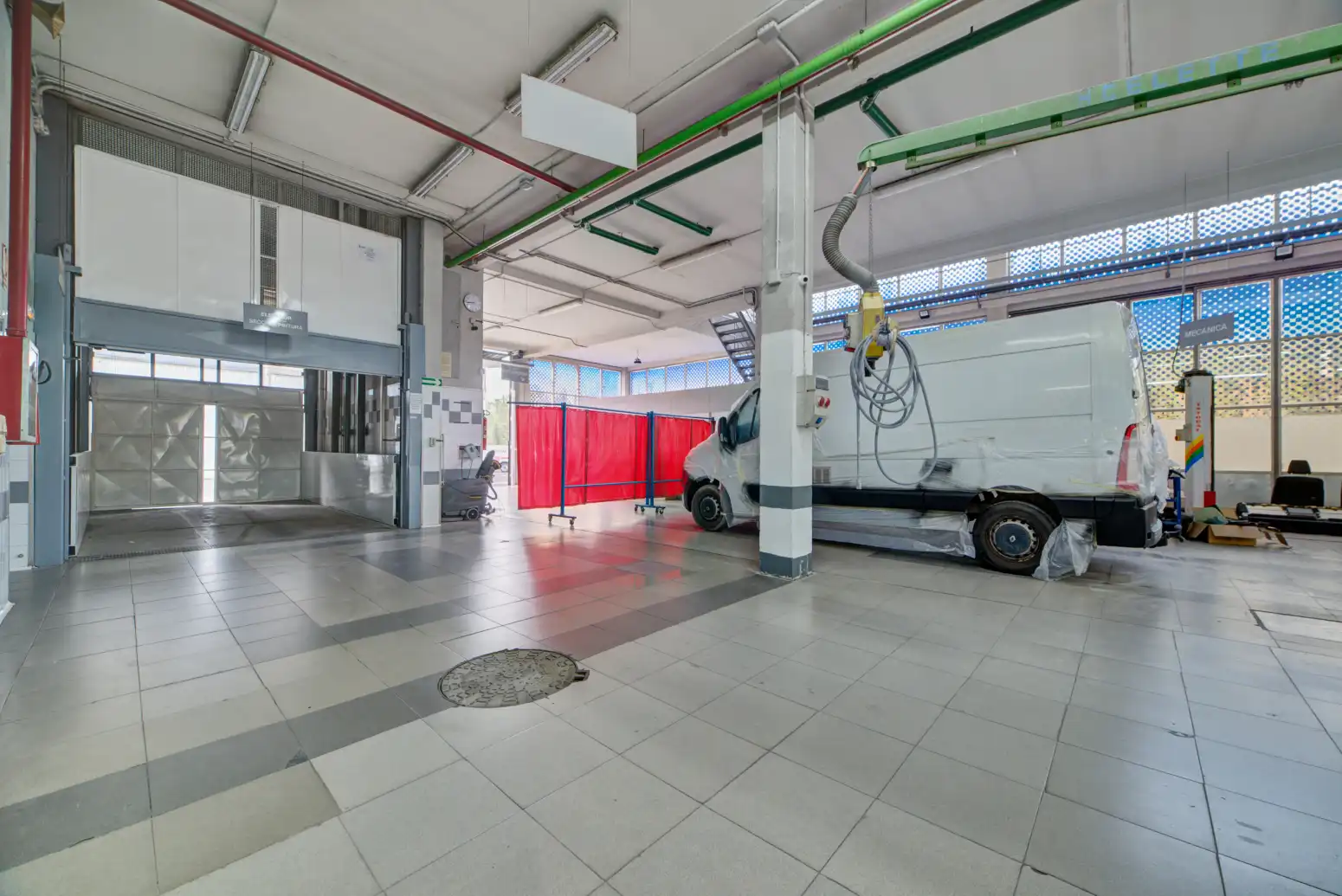 Parkplatz von Fabrikhallen zum Verkauf in Berriozar