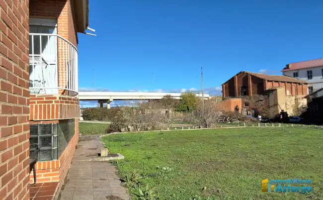 Vista exterior de Casa o chalet en venta en Astorga con Calefacción, Jardín privado y Parquet