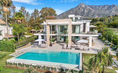 Vista exterior de Casa o xalet en venda en Marbella amb Aire condicionat, Calefacció i Jardí privat