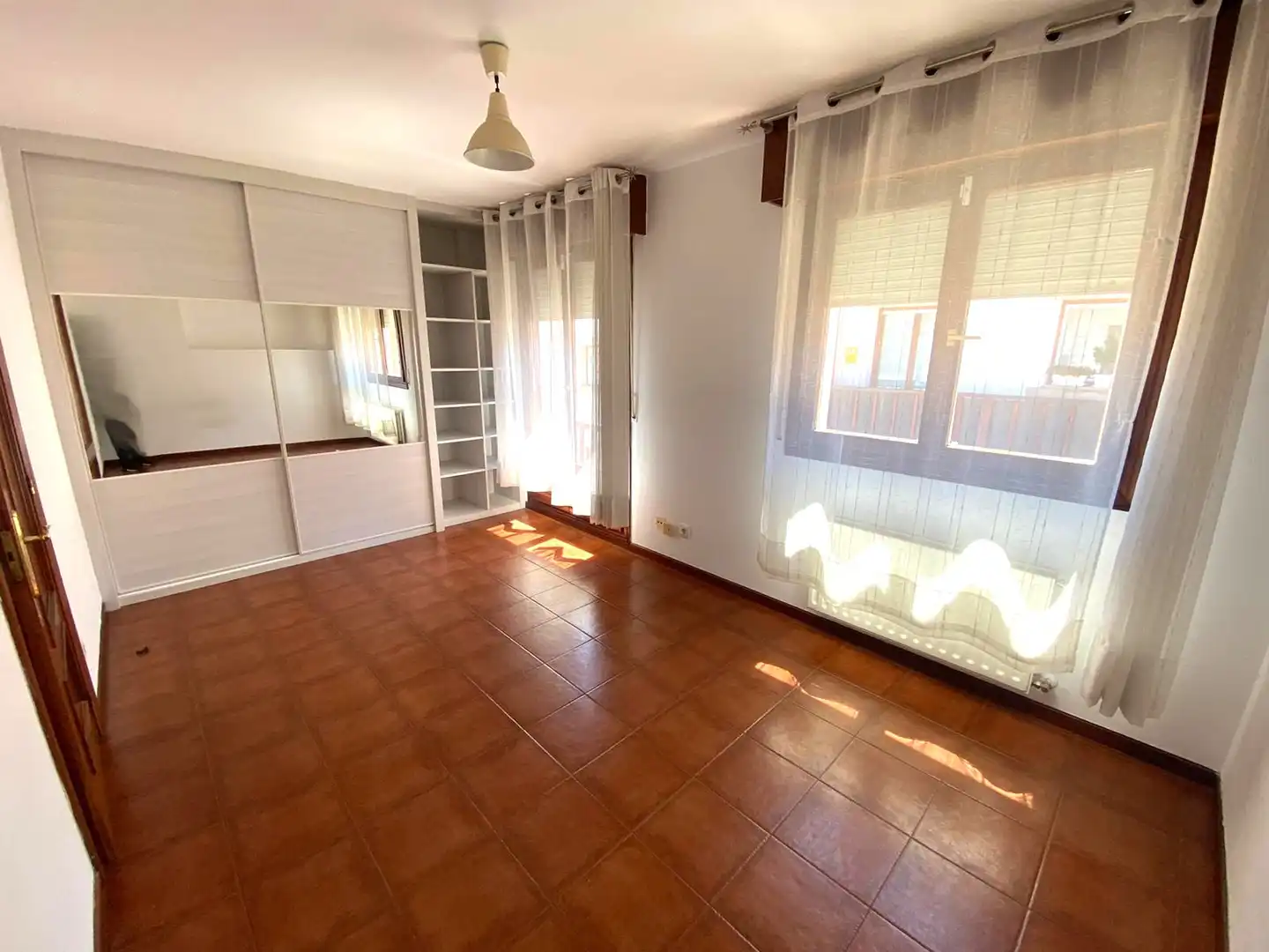 Schlafzimmer von Einfamilien-Reihenhaus zum Verkauf in Castro-Urdiales mit Heizung, Privatgarten und Parkett