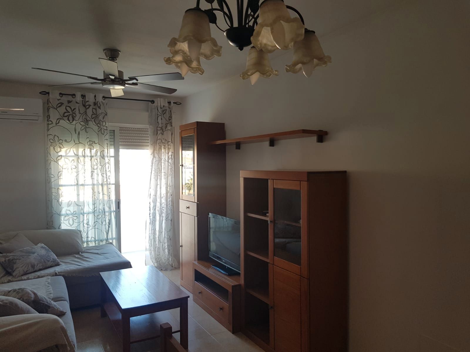 Sala d'estar de Pis de lloguer en Roquetas de Mar amb Calefacció, Terrassa i Moblat