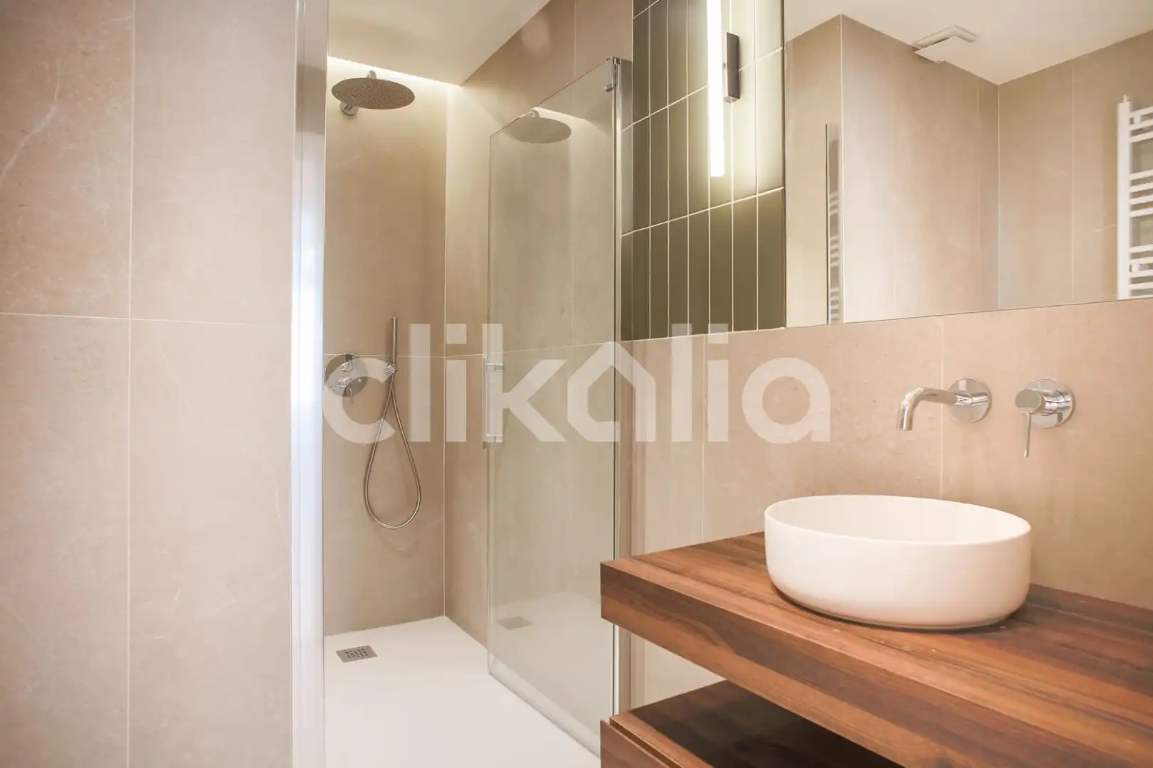 Baño de Piso en venta en Madrid con Aire acondicionado, Calefacción y Jardín privado