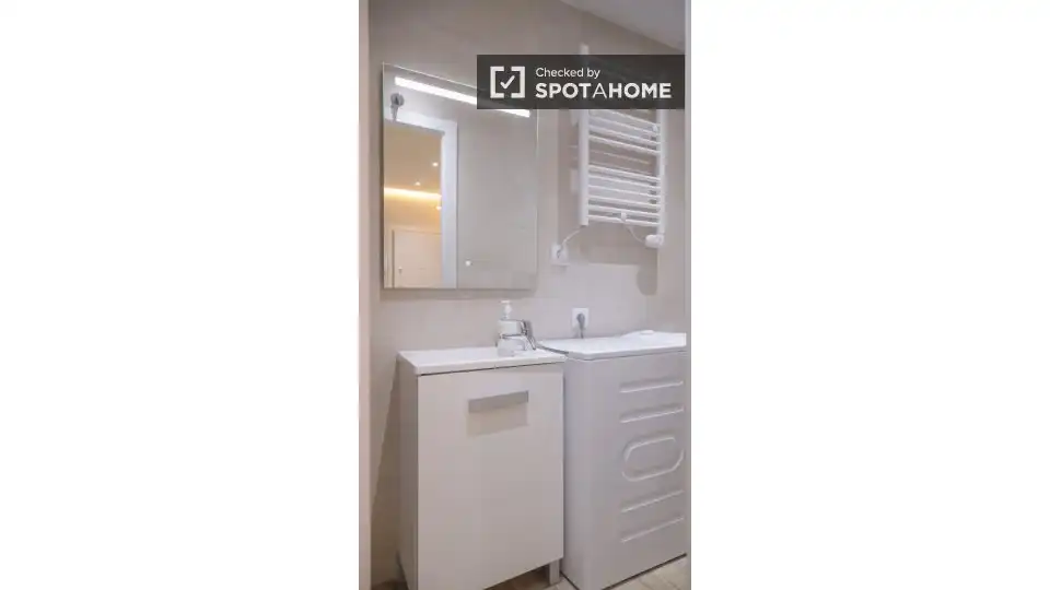 Bathroom of Flat for rent in Madrid  with Air Conditioner, Heating and Furnished