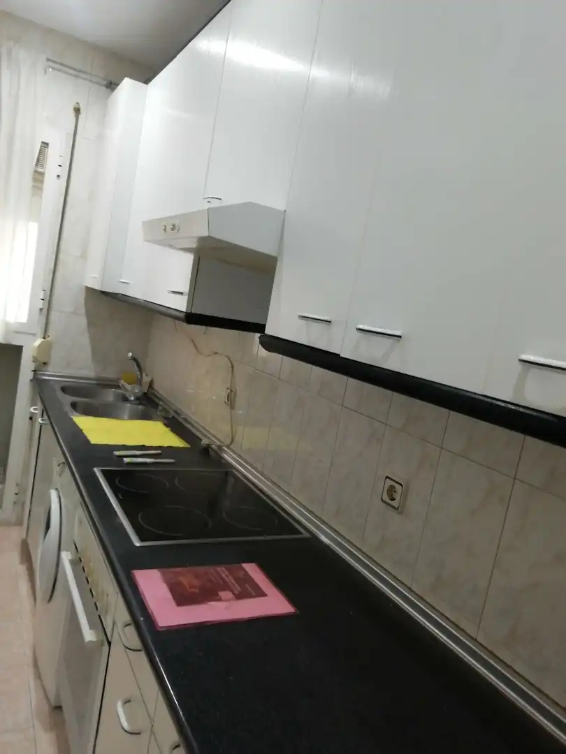 Cuina de Apartament per a compartir en Madrid amb Aire condicionat, Calefacció i Terrassa