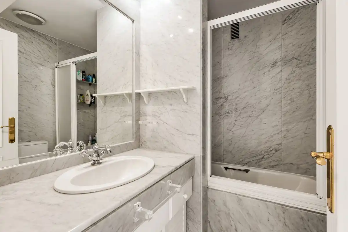 Baño de Apartamento en venta en Torremolinos con Aire acondicionado, Terraza y Piscina comunitaria