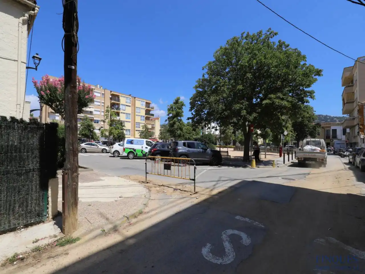 Außenansicht von Wohnung zum Verkauf in Santa Cristina d'Aro mit Klimaanlage, Heizung und Privatgarten
