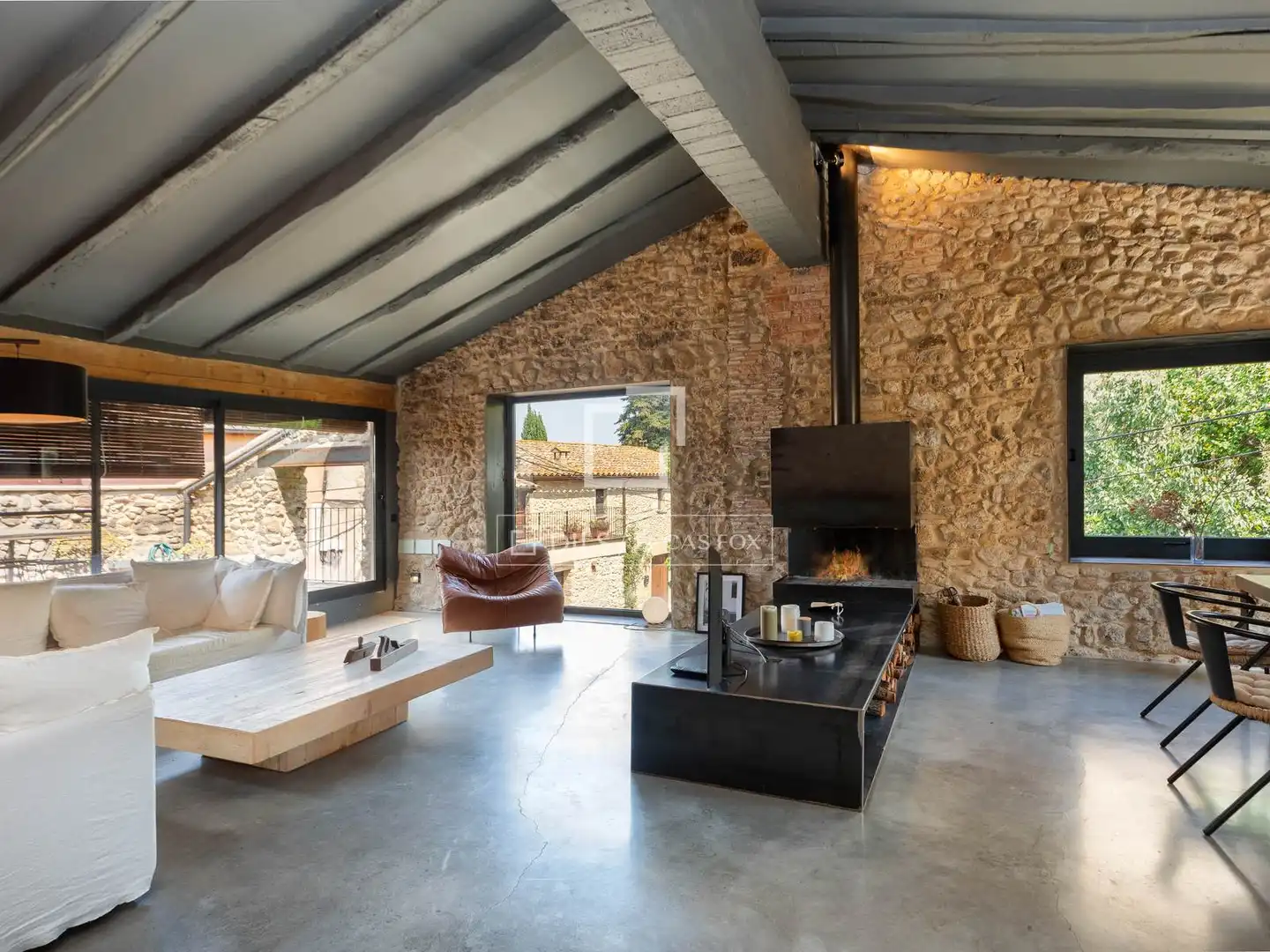 Sala de estar de Finca rústica en venta en Bàscara con Aire acondicionado y Terraza