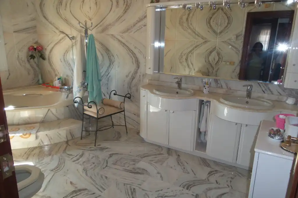 Bany de Casa o xalet en venda en Alhaurín de la Torre amb Aire condicionat, Jardí privat i Piscina