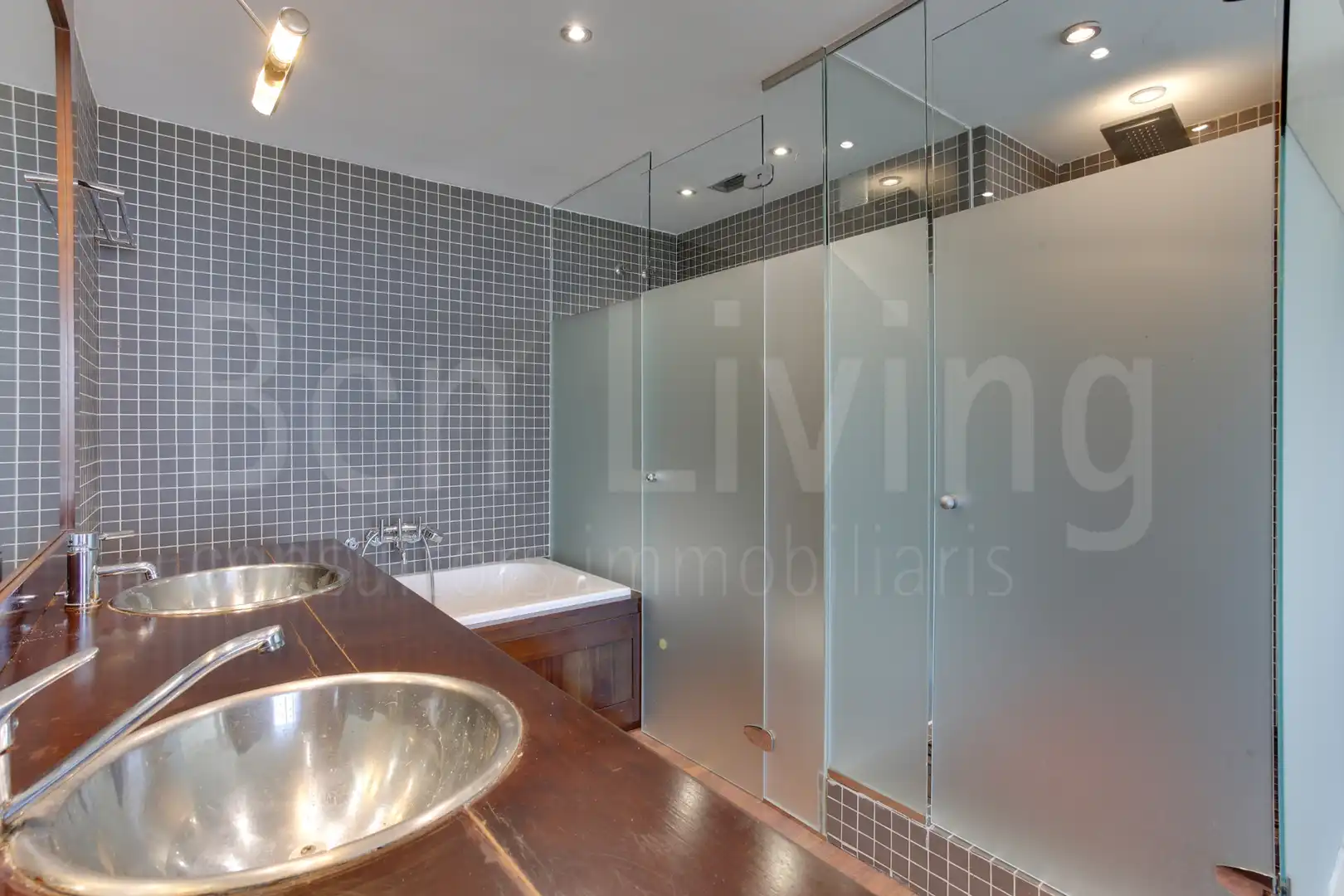 Baño de Piso de alquiler en Barcelona con Aire acondicionado, Terraza y Trastero