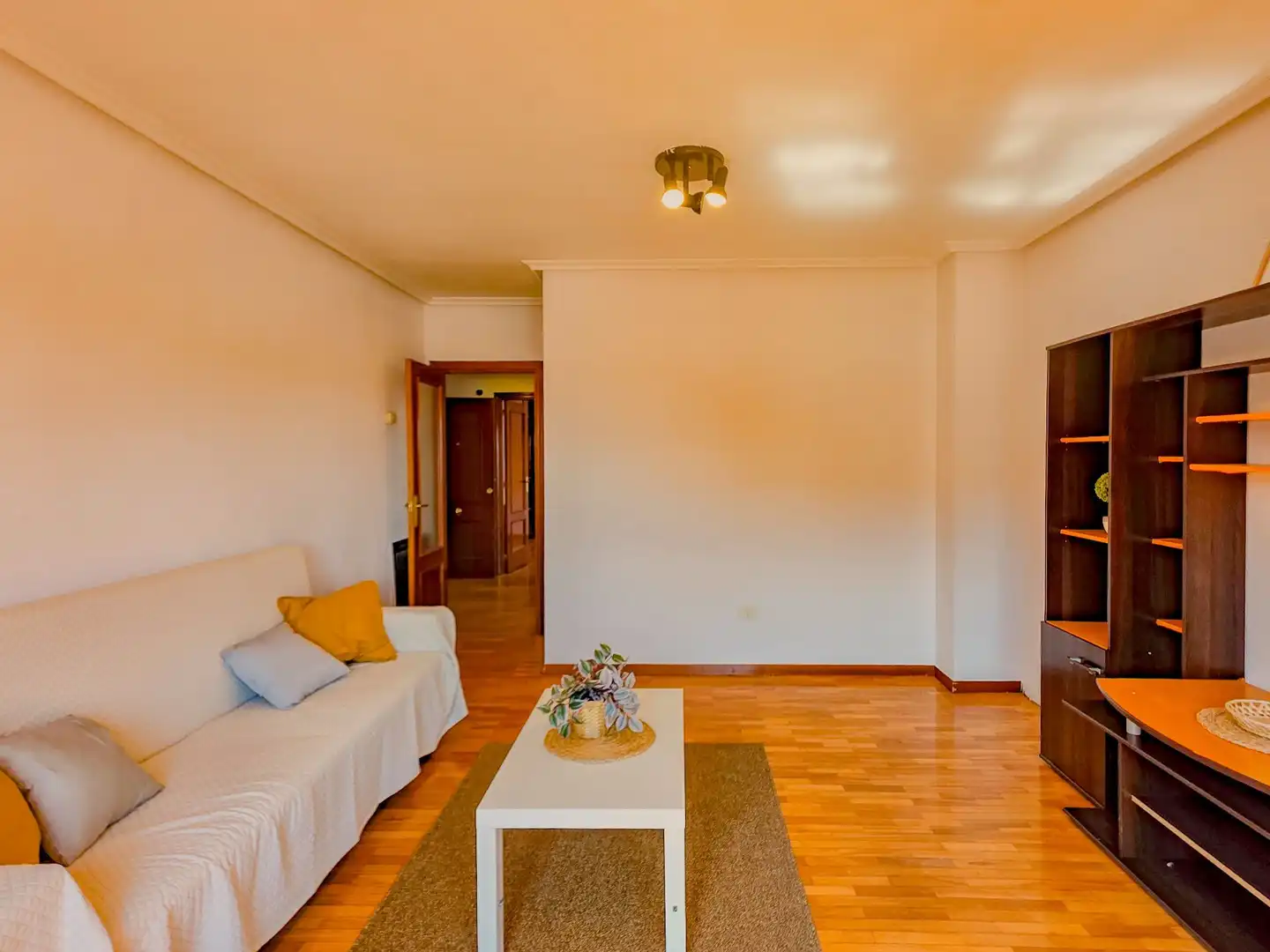 Sala de estar de Piso en venta en  Logroño con Calefacción, Trastero y Piscina comunitaria