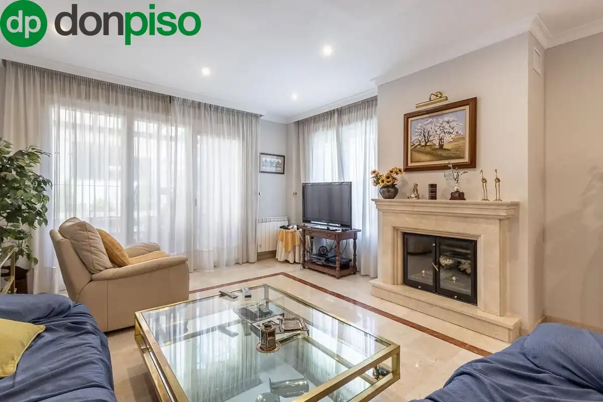 Sala de estar de Casa adosada en venta en Granada con Calefacción, Jardín privado y Terraza