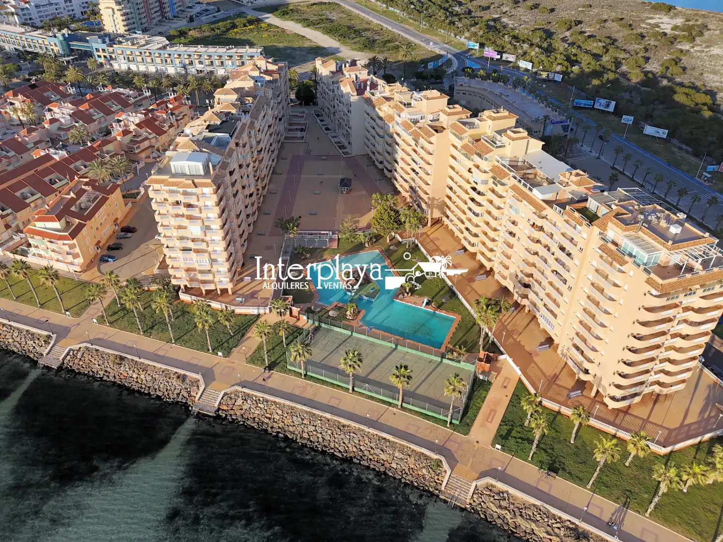 Vista exterior de Dúplex en venda en La Manga del Mar Menor amb Moblat i Piscina comunitària