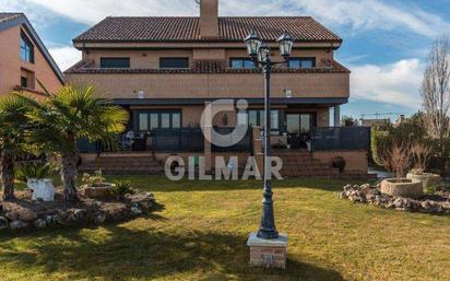 Vista exterior de Casa adosada en venda en Villanueva de la Cañada amb Aire condicionat, Calefacció i Jardí privat