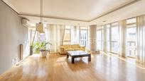 Sala d'estar de Àtic en venda en  Madrid Capital amb Aire condicionat i Piscina
