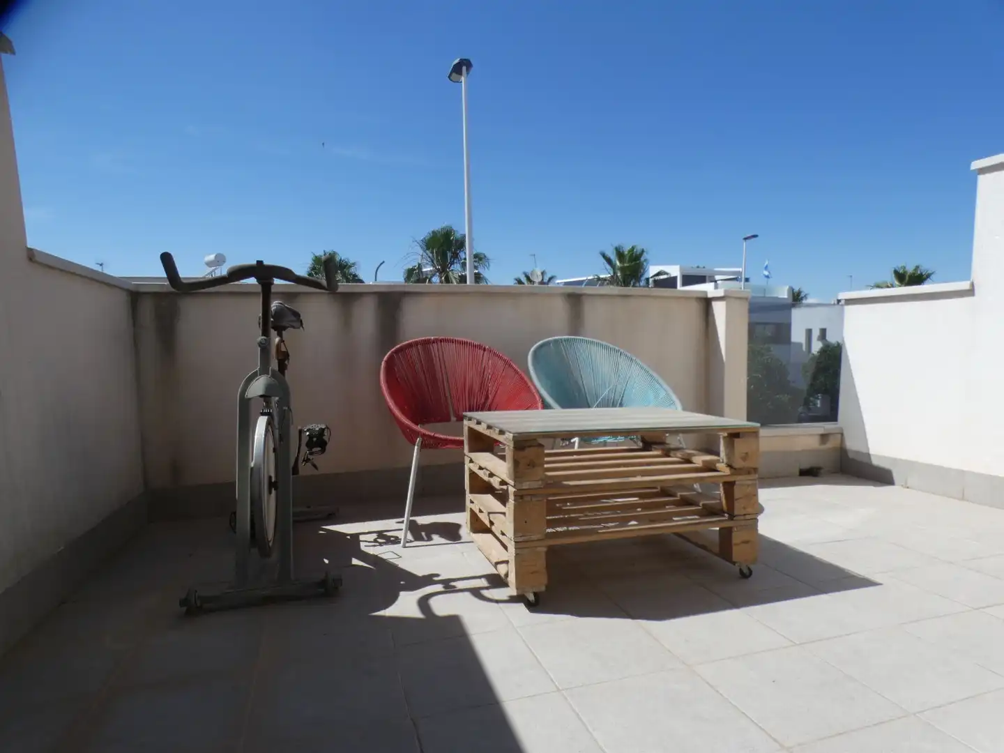 Terrasse von Einfamilien-Reihenhaus zum Verkauf in San Pedro del Pinatar mit Klimaanlage, Privatgarten und Terrasse