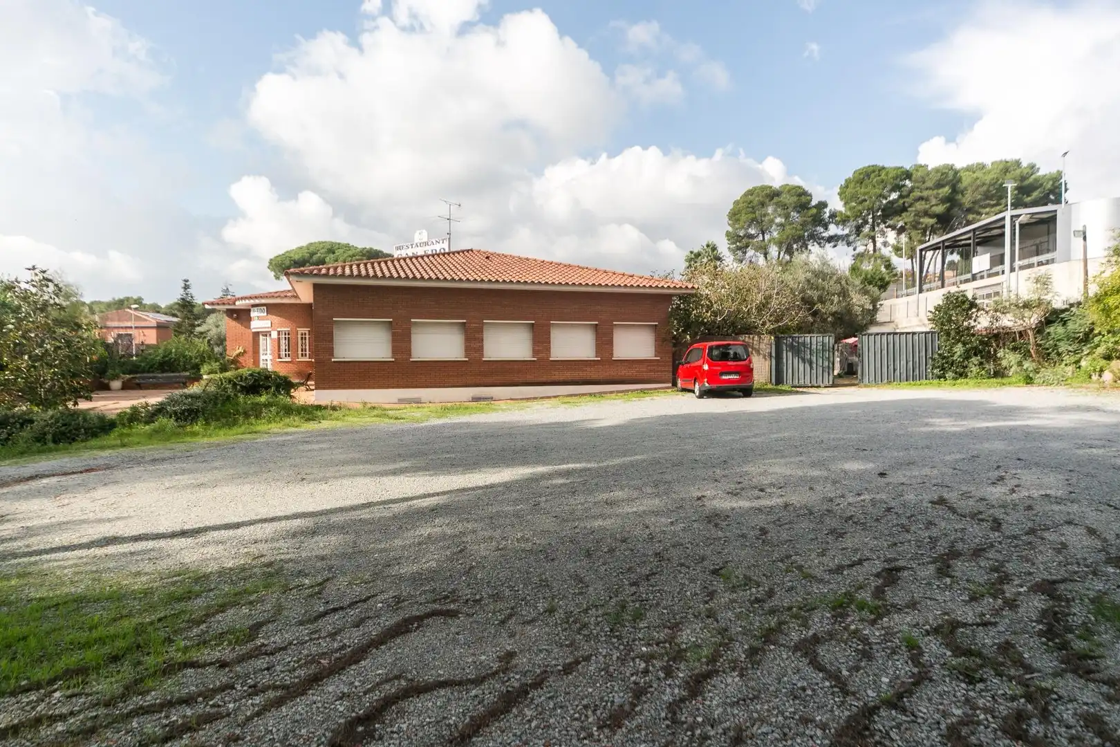 Vista exterior de Casa o xalet en venda en Cerdanyola del Vallès amb Calefacció, Jardí privat i Terrassa
