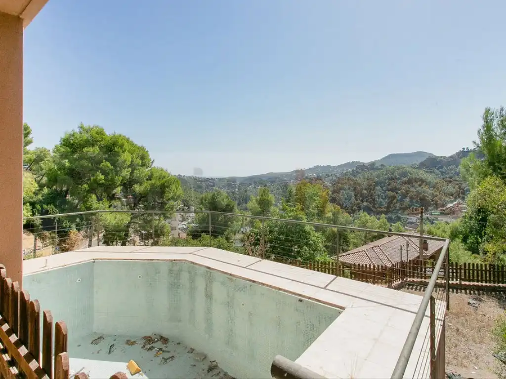 Piscina de Casa o xalet en venda en Corbera de Llobregat, Barcelona