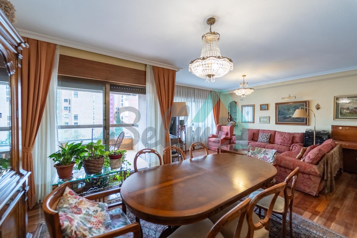 Menjador de Pis en venda en Oviedo  amb Calefacció, Parquet i Terrassa