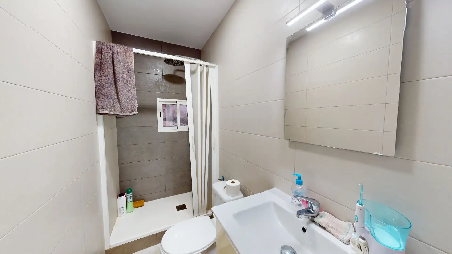 Badezimmer von Einfamilien-Reihenhaus zum Verkauf in Onil mit Klimaanlage und Balkon