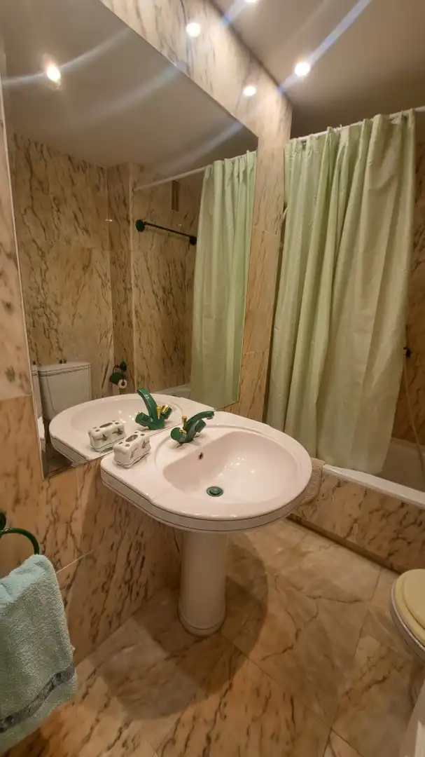 Badezimmer von Wohnung zur Miete in Marbella mit Klimaanlage, Heizung und Terrasse