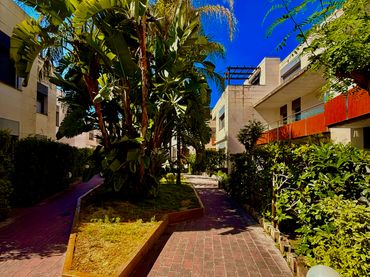 Casa aparellada amb balcó en venda a Avinguda del Sol 22