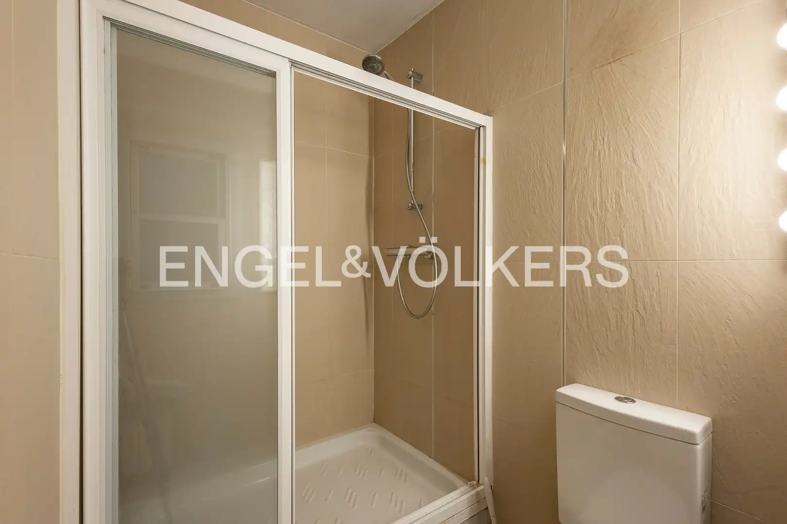 Badezimmer von Wohnung zur Miete in Barcelona mit Klimaanlage, Heizung und Terrasse