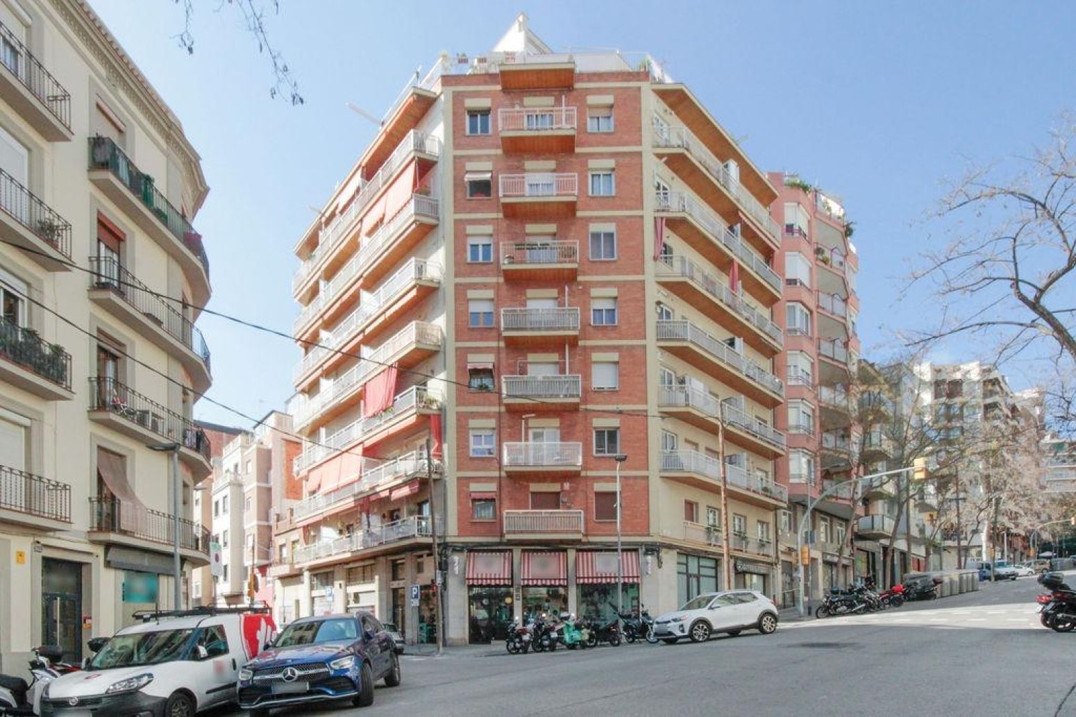 Vista exterior de Local en venda en  Barcelona Capital amb Terrassa