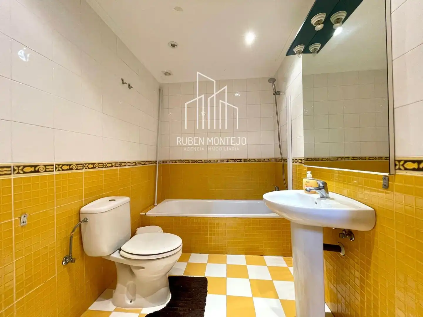 Baño de Casa adosada en venta en Doñinos de Salamanca con Calefacción, Jardín privado y Trastero
