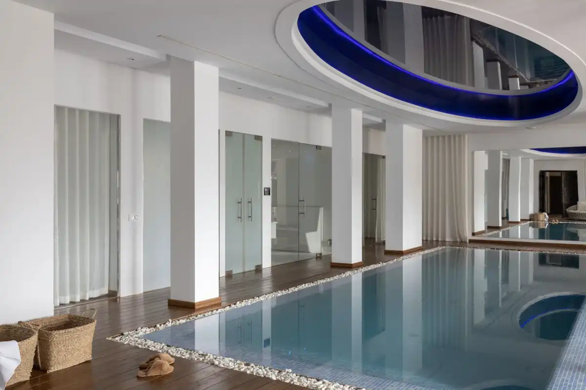 Swimming pool of Detached homes for sale in Benahavís  with Air Conditioner, Terrace and Jacuzzi