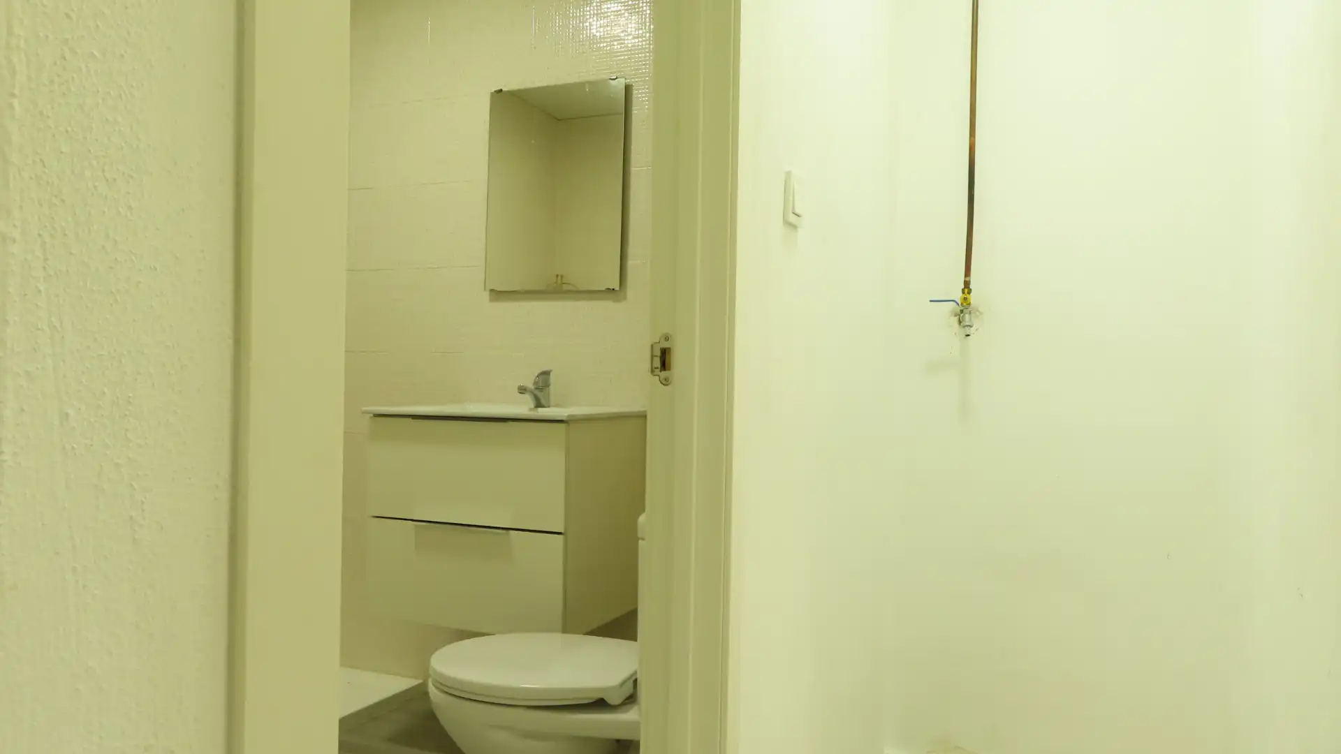 Bathroom of Commercial properties for rent in Cartagena  with Air Conditioner and Heating