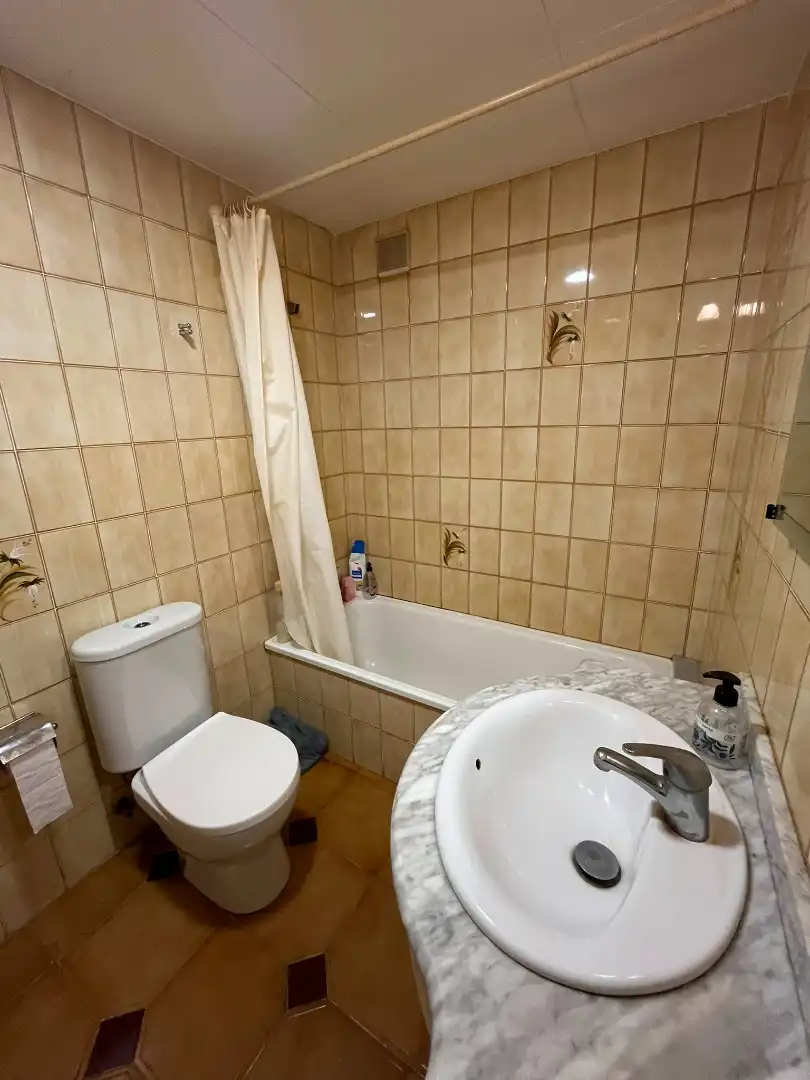 Baño de Apartamento en venta en L'Estartit con Aire acondicionado, Terraza y Amueblado