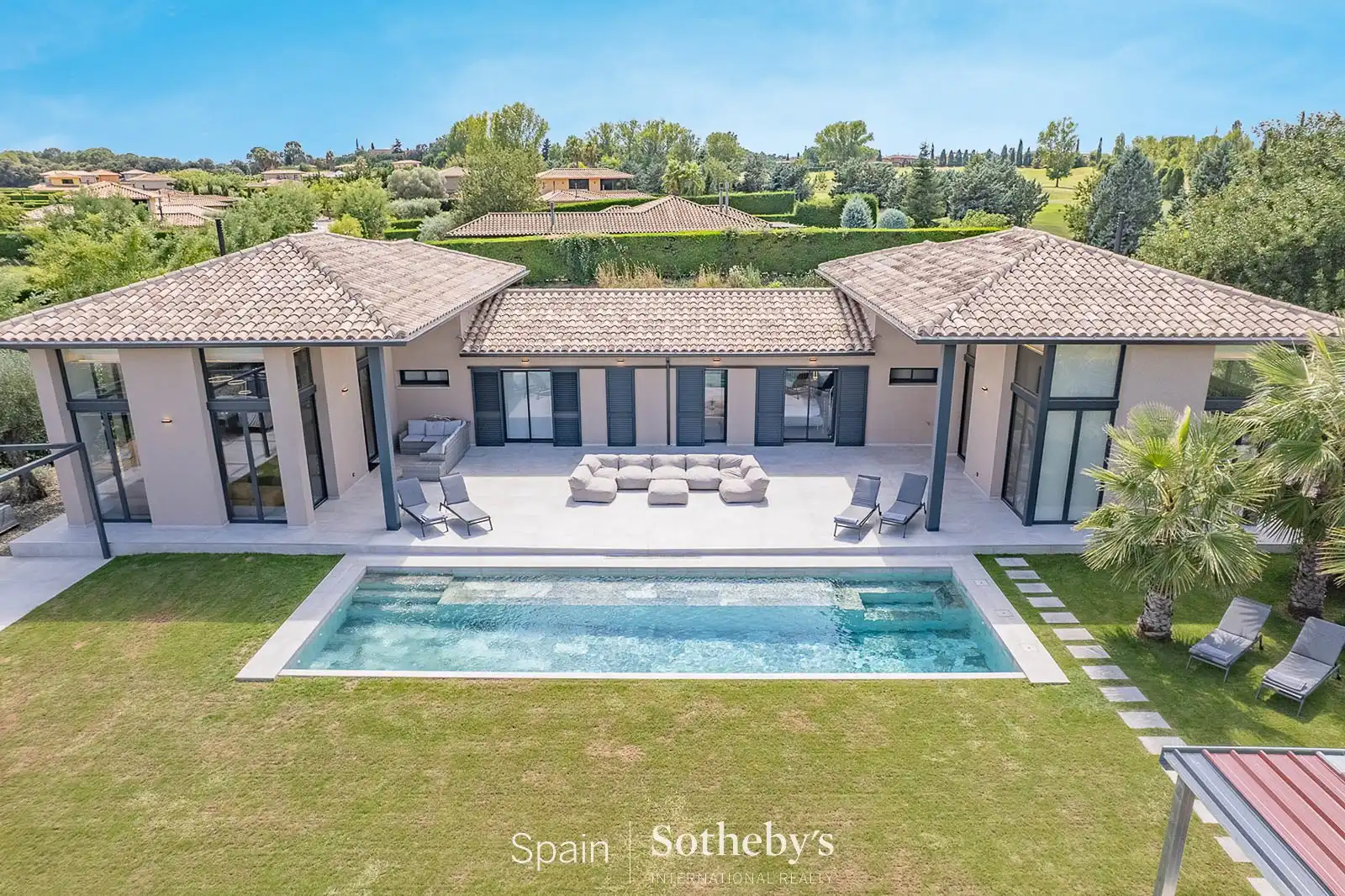 Vista exterior de Casa o xalet en venda en Navata amb Aire condicionat, Jardí privat i Terrassa