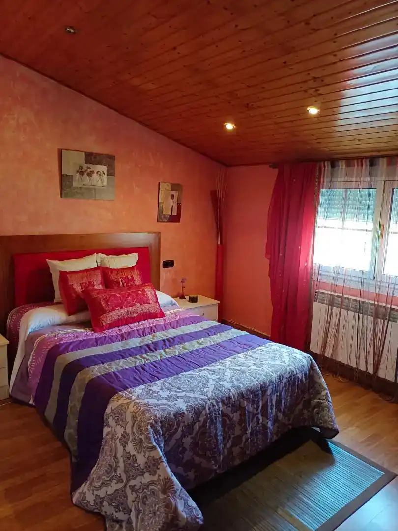 Dormitori de Casa o xalet en venda en Ponferrada amb Jardí privat, Parquet i Moblat