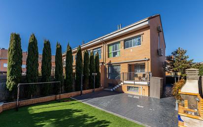 Vista exterior de Casa adosada en venda en Villalbilla amb Aire condicionat, Calefacció i Jardí privat