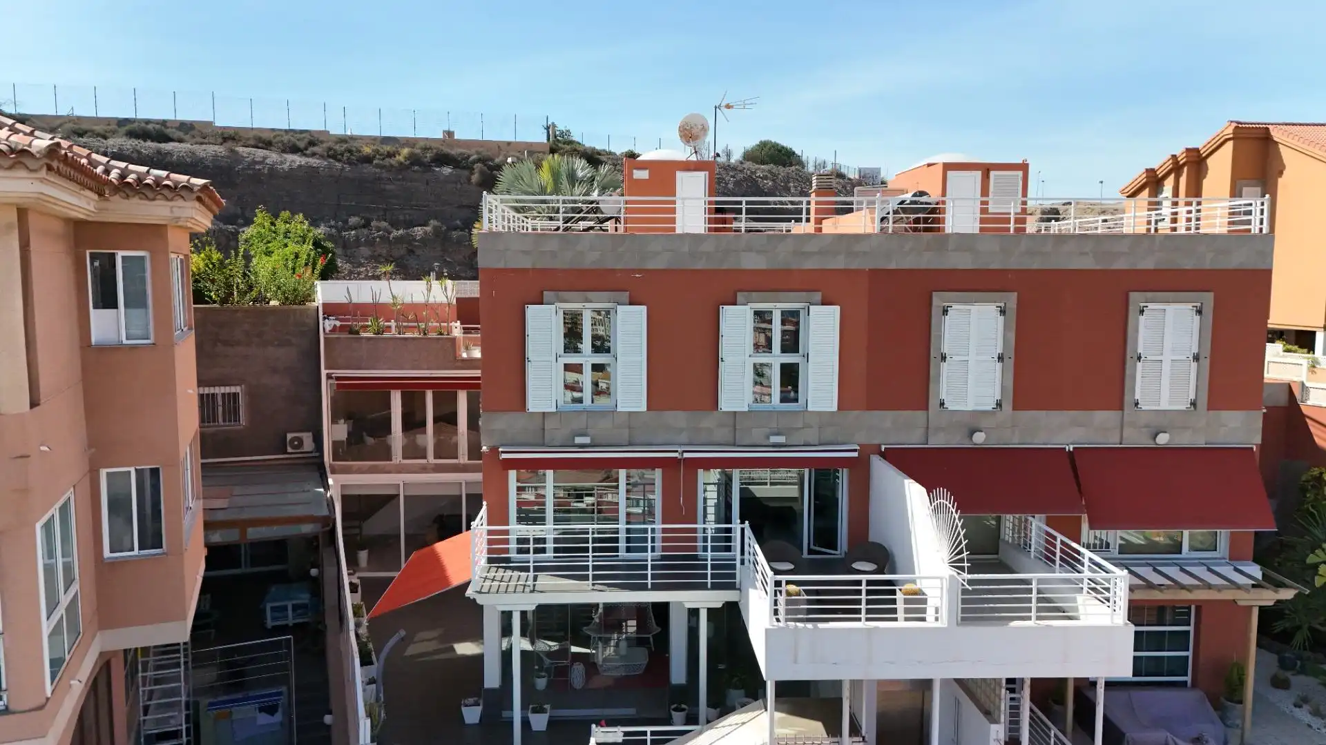 Vista exterior de Casa adosada en venda en Las Palmas de Gran Canaria amb Jardí privat, Terrassa i Traster