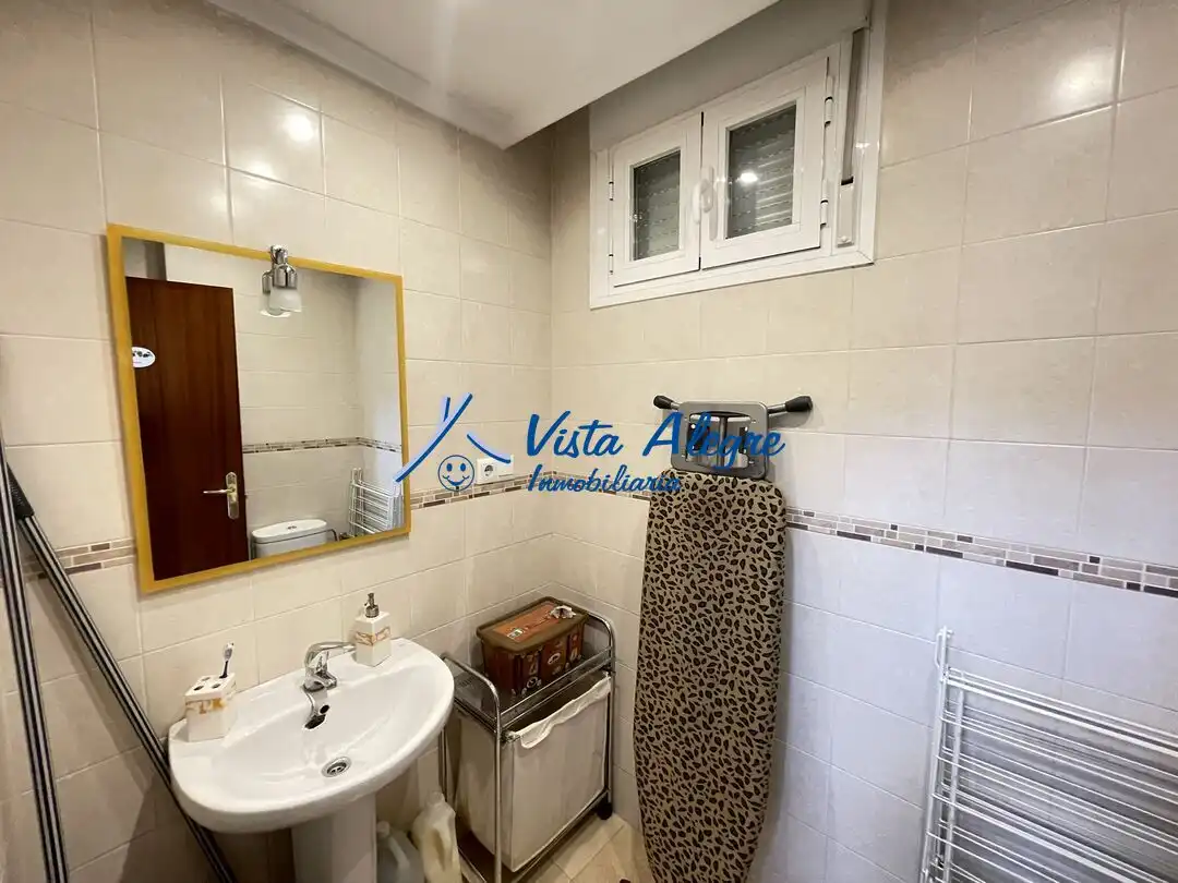 Badezimmer von Einfamilien-Reihenhaus zum Verkauf in Zarratón mit Heizung, Privatgarten und Parkett