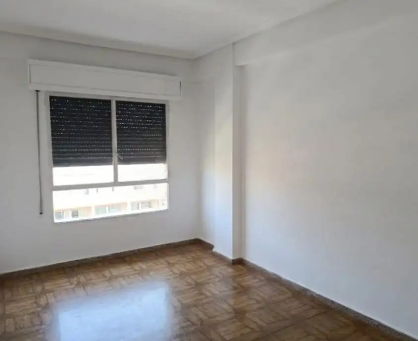 Habitación de Piso en venta en Valencia con Balcón y Alarma